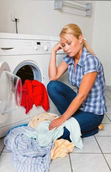 Домогосподарка з пральною машиною і пральнею — стокове фото