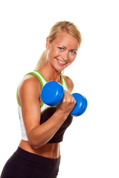 Mulher com halteres quando treinando para força e fitness faci — Fotografia de Stock
