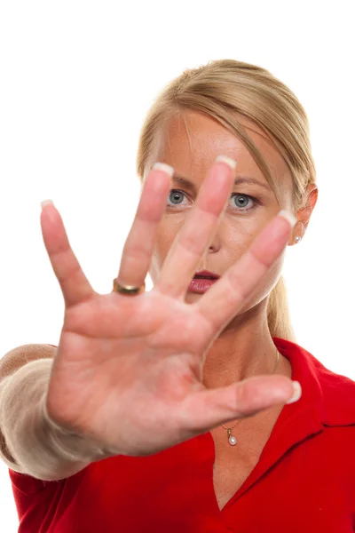 Kvinna med händerna mot hennes ansikte. — Stockfoto