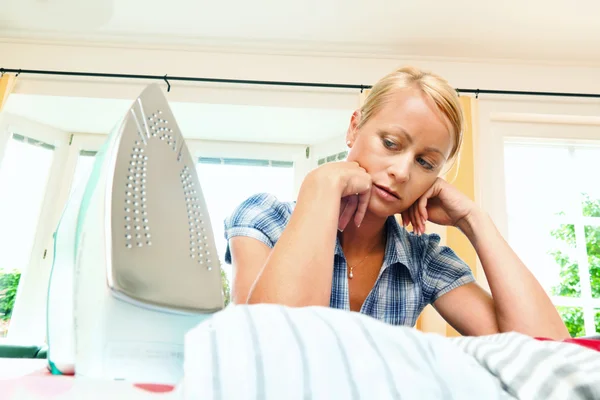 Hausfrau bügelt mit Bügeleisen — Stockfoto