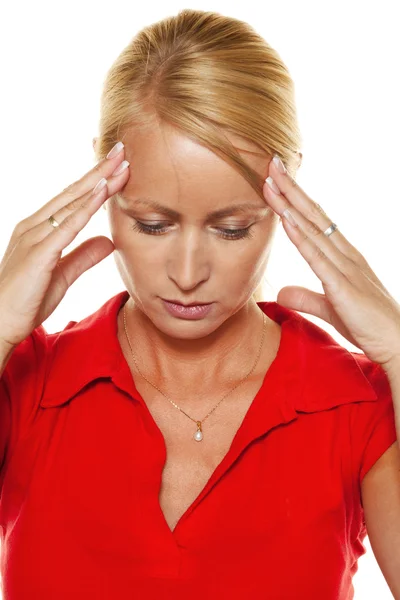 Nadenkend vrouw met hoofdpijn — Stockfoto