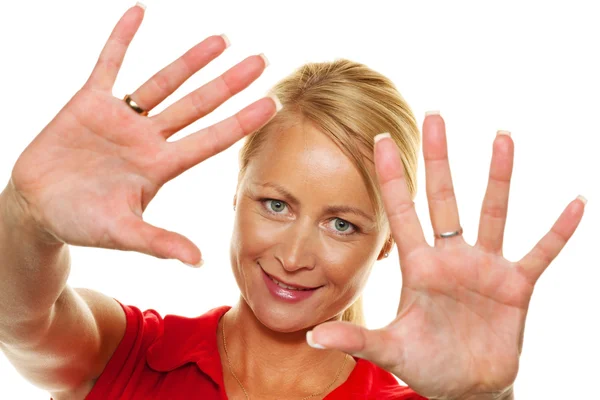 Frau hält Hände vor ihr Gesicht. — Stockfoto