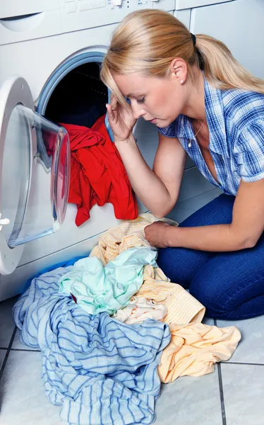 Dona de casa com máquina de lavar roupa — Fotografia de Stock