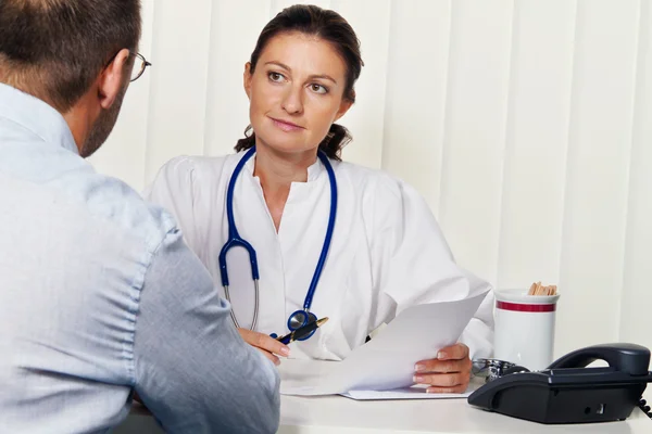 Physician in practice with patients. — Stock Photo, Image