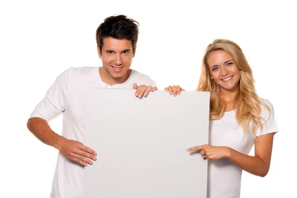 Paar mit leerem Plakat für Werbung — Stockfoto