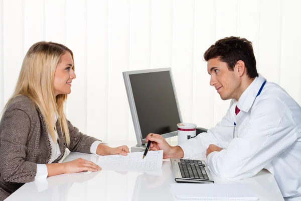 Lékařská konzultace. pacient a lékař mluví — Stock fotografie
