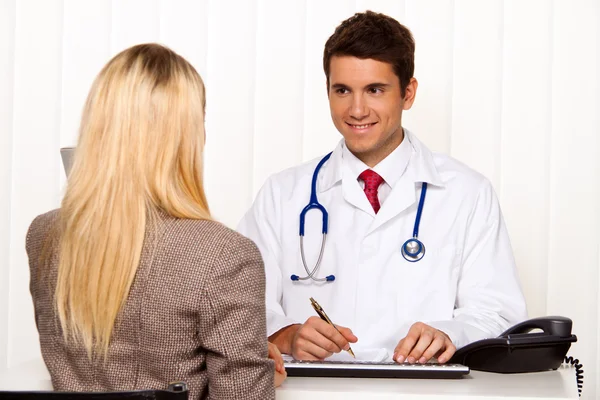 Consulta médica. paciente y médico hablando —  Fotos de Stock