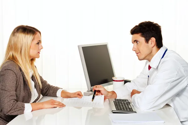 Consulta médica. paciente y médico hablando — Foto de Stock