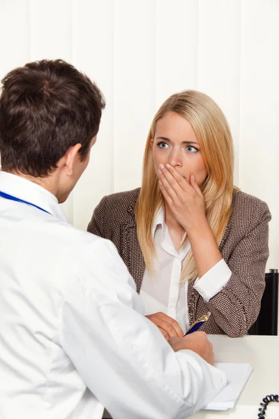 Patient and doctor talking — Stock Photo, Image