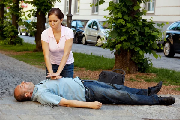 Cardiac massage. eerste hulp voor hartaanval — Stockfoto