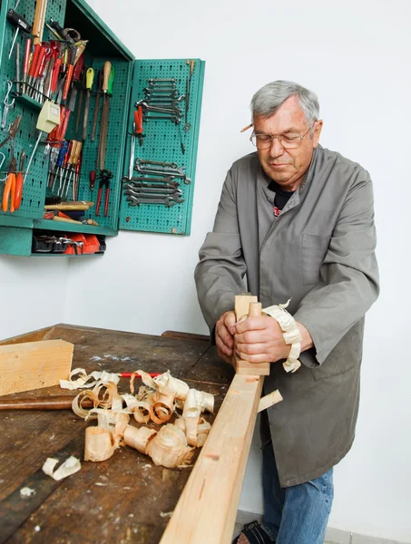 Tukang kayu dengan kayu — Stok Foto