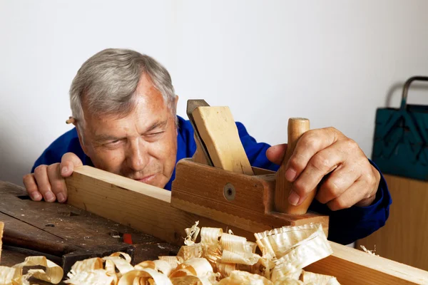 Carpinteros con madera — Foto de Stock