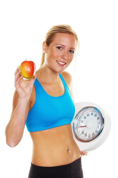 Kobieta z waga łazienkowa i jabłko — Zdjęcie stockowe