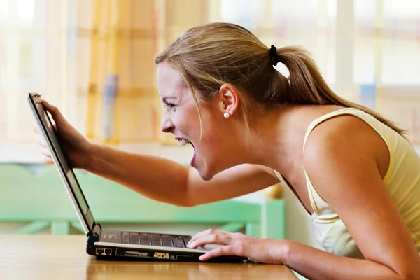Жінка розсердилася через комп'ютер — стокове фото