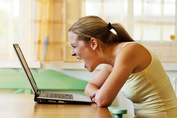 Vrouw boos over computer — Stok fotoğraf