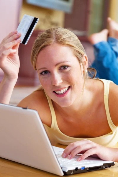 Mulher com computador e cartão de crédito — Fotografia de Stock