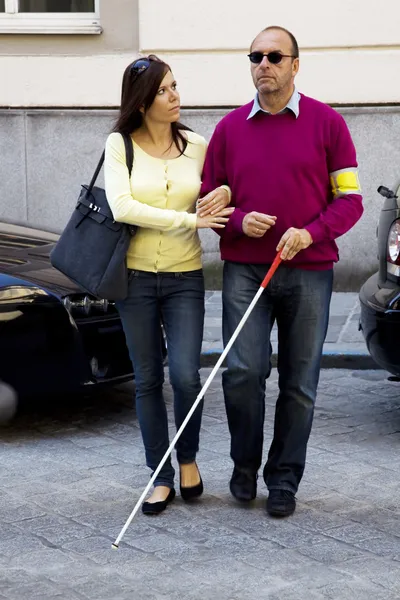 Mujer ayuda hombre ciego —  Fotos de Stock