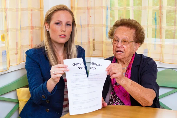 Torun ve büyükanne. sözleşme oluşturma — Stok fotoğraf