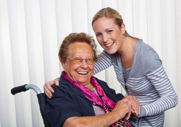 Torun tekerlekli sandalyede büyükanne ziyaret etti. — Stok fotoğraf