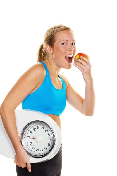 Mujer con báscula de baño y manzana — Foto de Stock