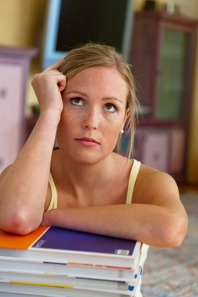 Student met een stapel boeken en computers — Stockfoto