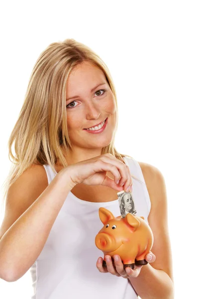 Mladá žena, jak ušetřit peníze. dolarové bankovky — Stock fotografie