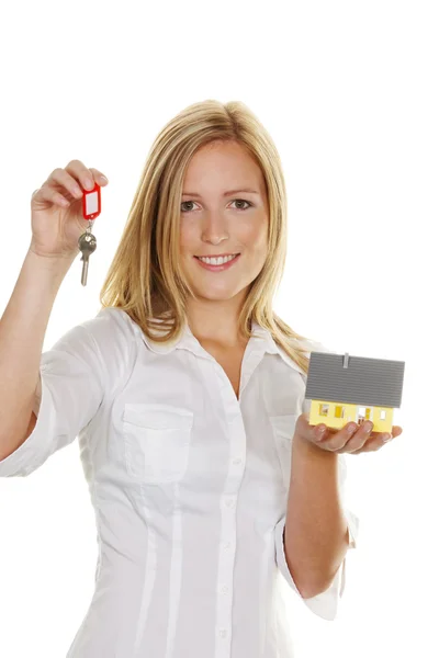 Nő, egy ház és apartman kulcsok — Stock Fotó