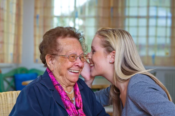 Nietos visitaron abuela — Foto de Stock