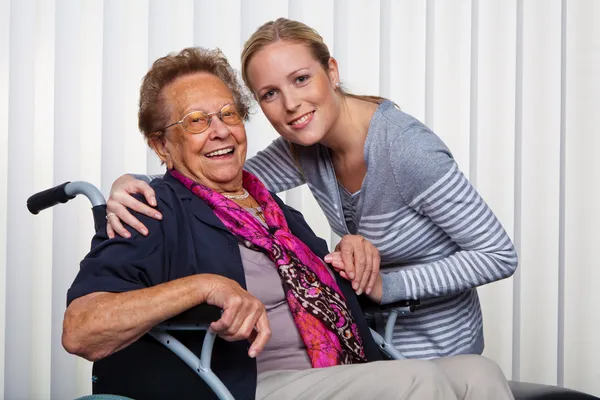 Barnbarn besökte mormor i rullstol — Stockfoto