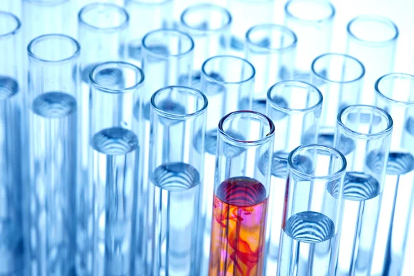 Laboratorieartiklar av glas i laboratorium — Stockfoto