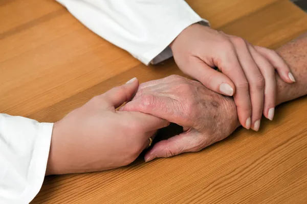 Рука медсестры и пожилого человека — стоковое фото