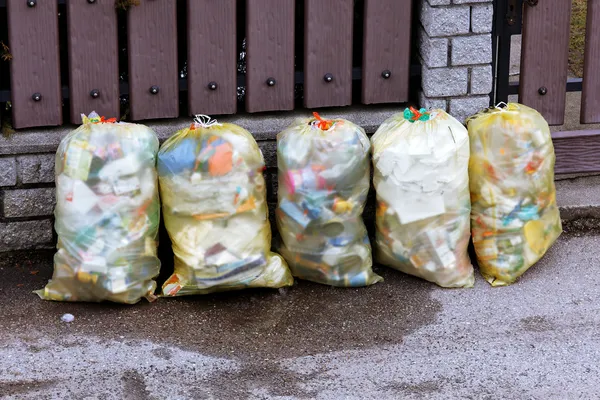 Sacos de lixo com lixo plástico zurm=llentsorgung — Fotografia de Stock