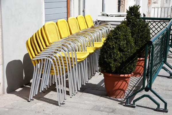 Prázdné židle jako symbol stagnace v cestovním ruchu — Stock fotografie