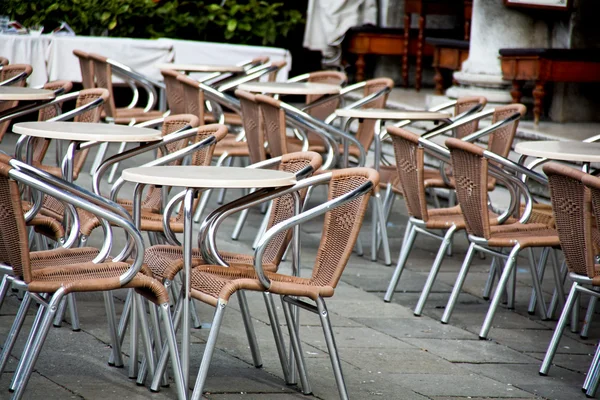 Leerer Stuhl als Symbol der Stagnation im Tourismus — Stockfoto