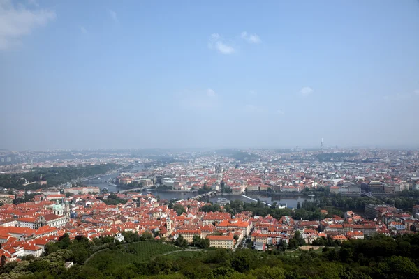 Prague, vue sur la ville depuis la tour de guet de Petrin — Photo
