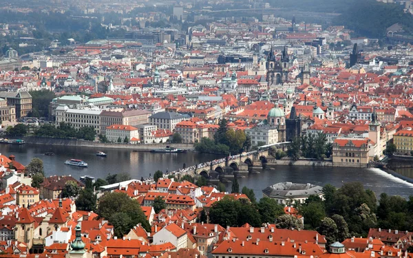 Praga, vista de la ciudad desde la torre de vigilancia Petrin — Foto de Stock