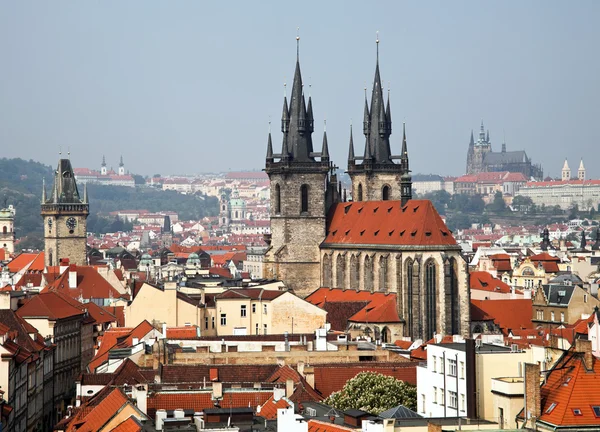 Praga, vista sulla città e sullo skyline dalla torre delle polveri — Foto Stock