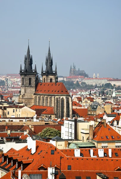 Prague, vue sur la ville et les toits depuis la tour poudreuse — Photo