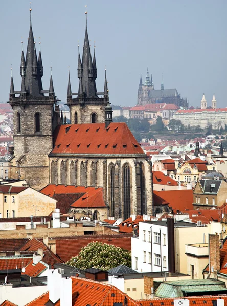 Πράγα, πόλη και στον ορίζοντα θέα από τον πύργο της πυρίτιδας — Φωτογραφία Αρχείου