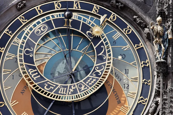 Astronomisch uurwerk van Praag op oude stadhuis — Stockfoto