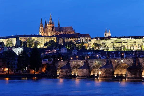 Praha, Karlův most a Pražský hrad, Hradčany v noci — Stock fotografie