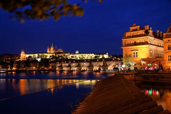 Prágában, a Károly-híd és a prágai vár hradcany éjjel — Stock Fotó