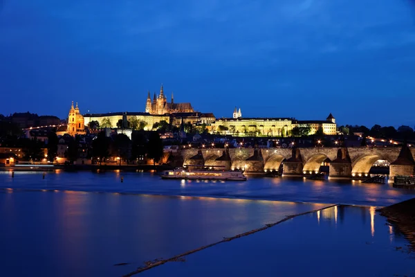 在晚上的布拉格，查理大桥和布拉格城堡 hradcany — 图库照片