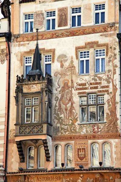 Praga, piazza della città vecchia, casa di cicogne — Foto Stock