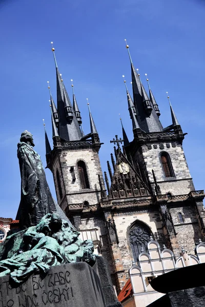 Praga, plaza del casco antiguo, tyn iglesia — Foto de Stock