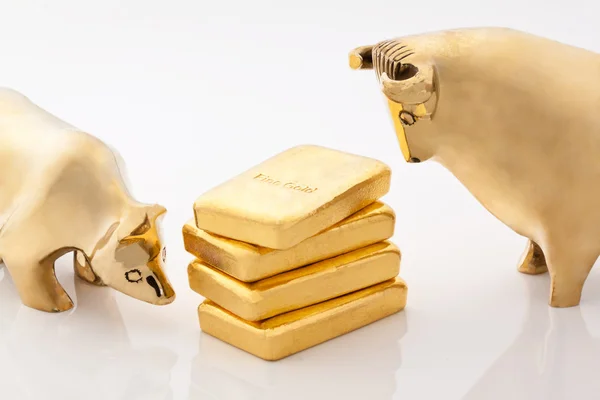Bã ¤ r bull and rsens bã ¶ symbols with gold bullion — Stok fotoğraf