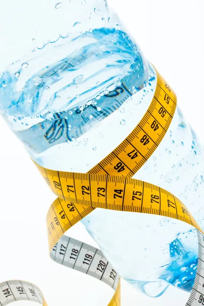 Mineralwasser mit Maßband. Symbol für Ernährung. — Stockfoto