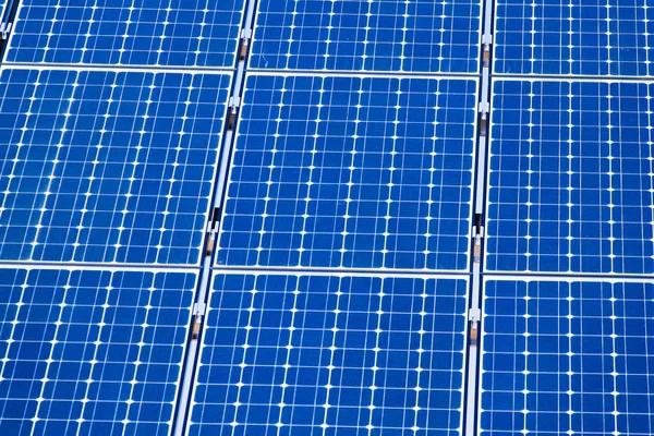 Альтернативная солнечная энергия. солнечная электростанция . — стоковое фото