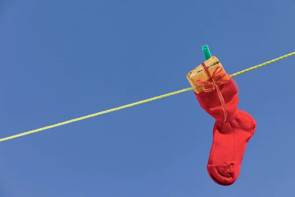 Детские носки на веревке — стоковое фото