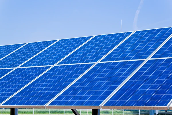 Альтернативна сонячна енергія. сонячної електростанції . — стокове фото